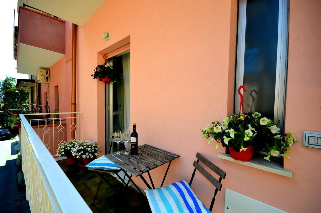 Naxos Sea Holiday Apartments Giardini Naxos Esterno foto